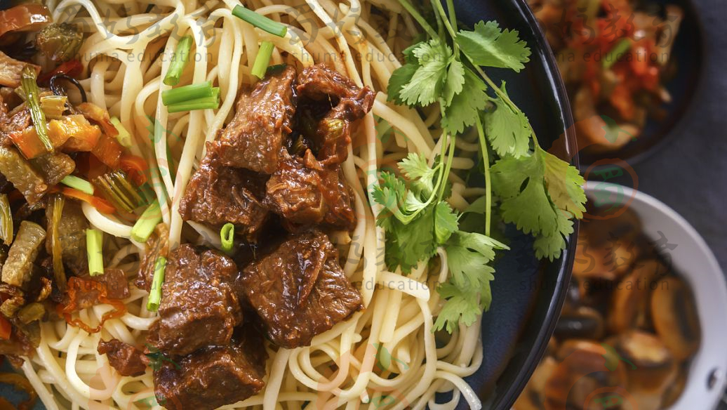 酸辣鸡杂面,红烧肥肠面,红烧排骨面,泡椒牛肉面,酸辣粉等干拌面:燃面